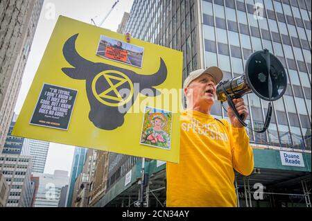 USA. September 2020. Am 17. September versammelten sich 2020 Aktivisten des Extinction Rebellion NYC und des Animal Rebellion NYC am Foley Square für eine gewaltfreie direkte Aktion, die Tiergerechtigkeit, Klimagerechtigkeit und Rassengerechtigkeit mit der aktuellen COVID-19-Krise im öffentlichen Gesundheitswesen verbindet, die ihrer Meinung nach die Regierung schrecklich misshandelt hat. (Foto von Erik McGregor/Sipa USA) Quelle: SIPA USA/Alamy Live News Stockfoto