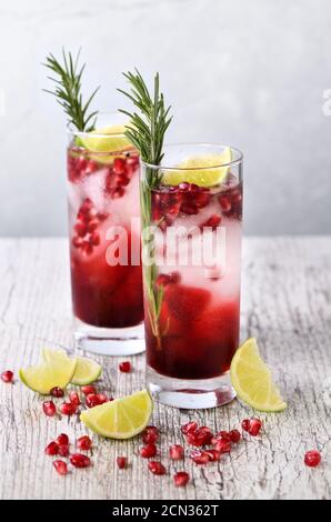 Granatapfel Gimlet - ein Cocktail auf Gin-Basis mit Limettensaft, Gin kann durch Wodka ersetzt werden. Stockfoto