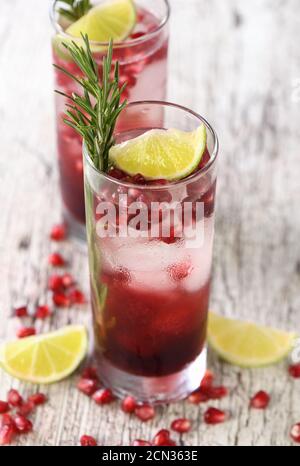 Granatapfel Gimlet - ein Cocktail auf Gin-Basis mit Limettensaft, Gin kann durch Wodka ersetzt werden. Stockfoto