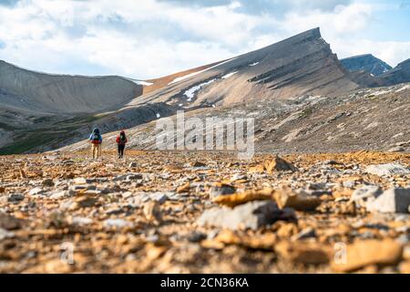 Paar Wandern Remote Unnamed Pass In Der Nähe Banff National Park Stockfoto