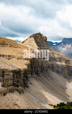 Sun Casting Shadows auf Remote Mountain Ridge in der Nähe von Banff National Parken Stockfoto