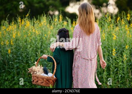 Mutter und Tochter in ihrem Gehöft Lebensstil Stockfoto