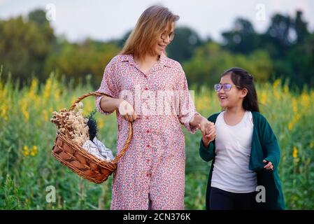 Mutter und Tochter in ihrem Gehöft Lebensstil Stockfoto