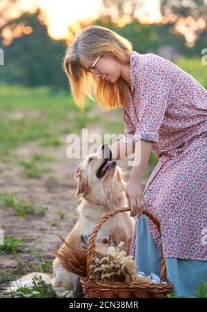 Frau und Hund auf dem Bauernhof Stockfoto