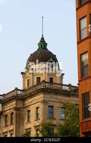 Das Old McLean County Courthouse, wenn die Sonne in der Stadt aufgeht. Bloomington, Illinois, USA Stockfoto