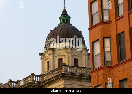 Das Old McLean County Courthouse, wenn die Sonne in der Stadt aufgeht. Bloomington, Illinois, USA Stockfoto