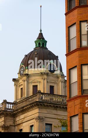 Das Old McLean County Courthouse, wenn die Sonne in der Stadt aufgeht. Bloomington, Illinois, USA Stockfoto