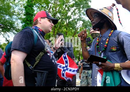 Stone Mountain, GA, USA. August 2020. Mitglieder von III%-Gruppen und Demonstranten gegenüberstellen. Stockfoto