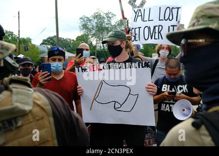 Stone Mountain, GA, USA. August 2020. Mitglieder von III%-Gruppen und Demonstranten gegenüberstellen. Stockfoto