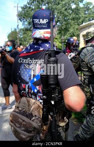 Stone Mountain, GA, USA. August 2020. Mitglieder von III%-Gruppen und Demonstranten gegenüberstellen. Stockfoto