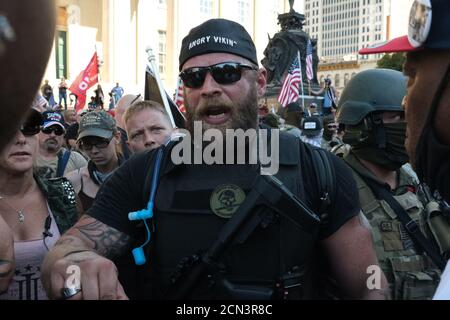 Louisville, KY, USA. September 2020. Dylan Stevens von der Gruppe Angry Viking engagiert sich mit einem Protestierenden in der Innenstadt von Louisville, KY. Stockfoto