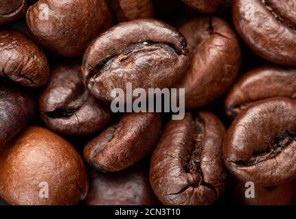 Geröstete Körner von Robusta-Kaffee auf schwarzem Hintergrund, Draufsicht Stockfoto