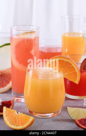 Erfrischender frisch gepresster Orangensaft unter frischen Detox-Zitrusfrüchten aus sizilianischer Orange, Traube Stockfoto