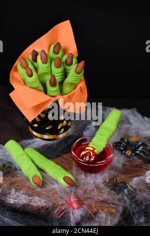 Hexen-Finger-Kekse aus Mürbeteig mit Mandel-Fingernagel. Ideal für ein Happy Hallowe Stockfoto