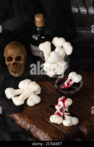 Creepy Meringue Knochen, süße Leckereien für Halloween Stockfoto