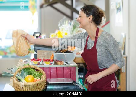 Weibliche Angestellte im Supermarkt Stockfoto