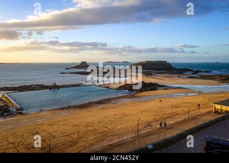 Saint-Malo Naturschwimmbad bei Sonnenuntergang, bretagne, Frankreich Stockfoto