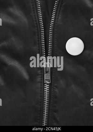 Abzeichen auf einer schwarzen Lederjacke Nahaufnahme Stockfoto