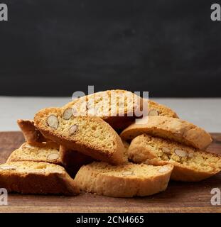 Stücke von gebackenen italienischen weihnachten Biscotti Cookies auf einem braunen Holzbrett Stockfoto