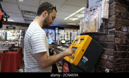 Montreal, Quebec, Kanada - 25. Juni 2018: Bitcoin-Maschine oder Bank. Bitcoins kaufen und verkaufen, eines der neuen Ära Kryptowährung. Business mans Hand. Stockfoto