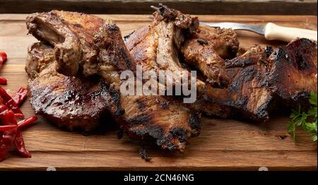 Gegrillte Schweinesteaks auf dem Knochen auf einer Küche schneiden Platine Stockfoto