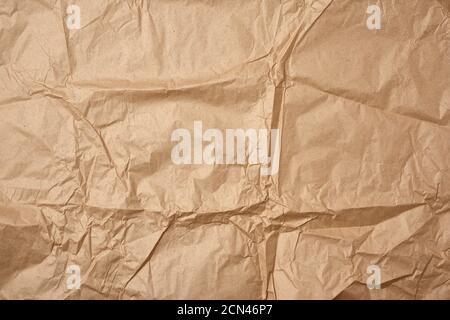 Zerknittertes leeres Blatt braunes Geschenkpapier Stockfoto