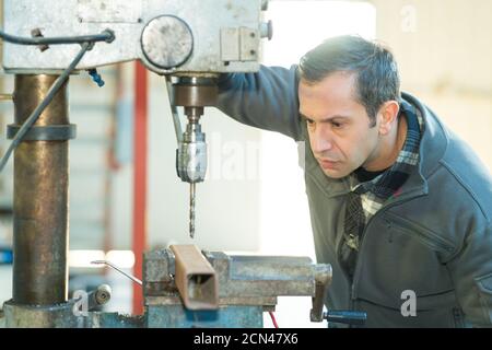 Reifer Mann Bohrloch in Metallkastenabschnitt Stockfoto