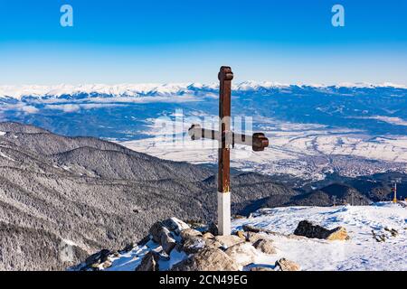 Hölzernes christliches Kreuz auf einem Berg Stockfoto