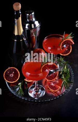 Cocktail aus blutiger Orangenzitrusfrucht. Köstliches, nobles Getränk, das jeder auf Ihrer Party wird lo Stockfoto