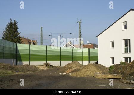 Lärmschutzwand an einem neuen Wohnhaus, Dortmund Stockfoto