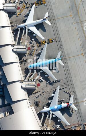 Luftaufnahme des Tom Bradley International Terminal mit mehreren Airbus A380 geparkt. Drei Airbus A380-800 am Flughafen Los Angeles. Stockfoto