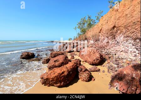 Atemberaubende Aussicht auf die leuchtend roten Felsen bei Rainbow Cliffs, einem beliebten Strand in der Nähe von Nhulunbuy, Gove Peninsula, East Arnhem Land, Northern Territory, NT, Austral Stockfoto