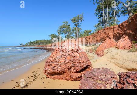 Honeycombed Red Rock Formations in Rainbow Cliffs, ein beliebtes Ziel in der Nähe von Nhulunbuy, Gove Peninsula, East Arnhem Land, Northern Territory, NT, aus Stockfoto