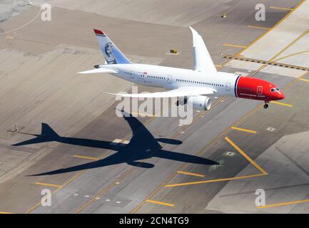 Norwegian Air Boeing 787 Dreamliner Landung auf dem internationalen Flughafen. Luftaufnahme des Low-Cost-Airline-Flugzeuges bei endgültiger Annäherung. Norwegische Langstrecke. Stockfoto