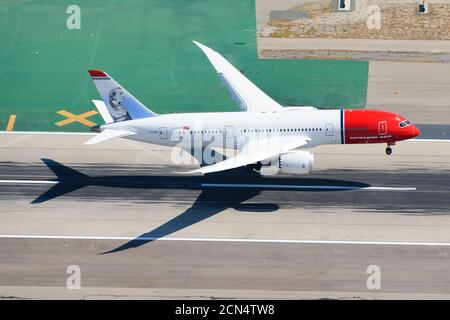 Norwegian Air Boeing 787 Dreamliner Landung auf dem internationalen Flughafen. Luftaufnahme des Low-Cost-Airline-Flugzeuges bei endgültiger Annäherung. Norwegische Langstrecke. Stockfoto