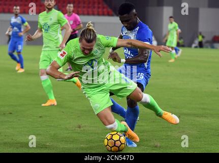 Tirana, Albanien. September 2020. Patrick Friday (R) von Kukesi vies mit Felix Klaus von Woflsburg während der UEFA Europa Legue zweite Qualifikationsrunde Fußballspiel zwischen Albaniens Kukesi und Deutschlands Wolfsburg in Tirana, Albanien, 17. September 2020. Quelle: Arben Celi/Xinhua/Alamy Live News Stockfoto