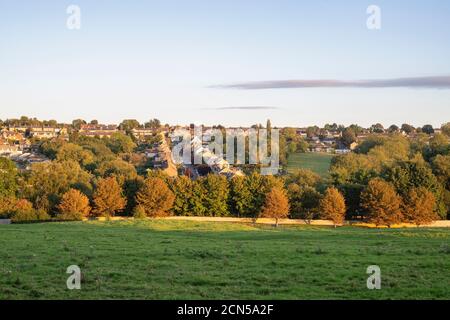 Blick über Chipping Norton bei Sonnenuntergang im september. Chipping Norton, Cotswolds, Oxfordshire, England Stockfoto