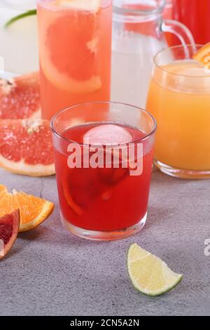Erfrischender frisch gepresster sizilianischer Orangensaft unter frischen Detox-Zitrusfrüchten aus Orange, Grap Stockfoto