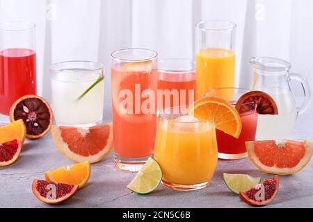 Erfrischende frische Zitrusfrüchte aus Orange, sizilianischer Orange, Grapefruit, Limette Stockfoto