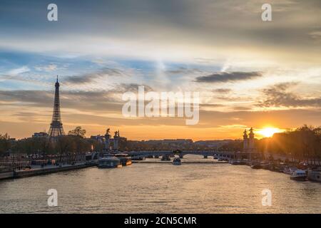 Paris Frankreich Sonnenuntergang Skyline der Stadt an der seine mit Pont Alexandre III Brücke und Eiffelturm