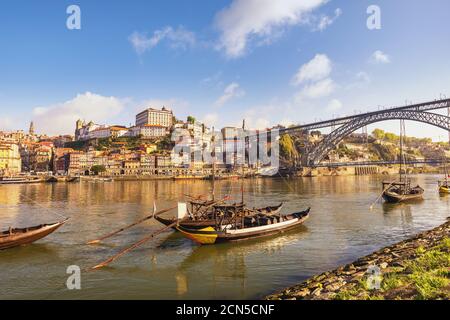 Porto Portugal City Skyline in Porto Ribeira und den Fluss Douro mit Rabelo Wein Boot Stockfoto