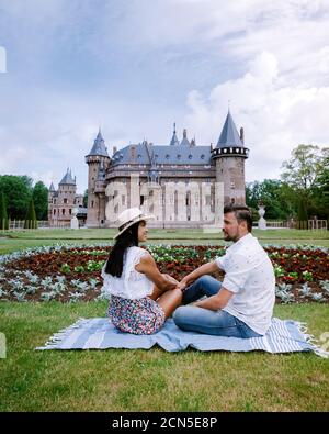 Öffentlicher Garten von Castle de Haar in Utrecht Niederlande, Menschen entspannen im Park in der Nähe des Schlosses in Holland Utrecht Stockfoto