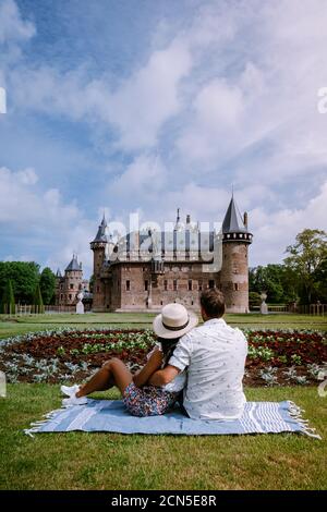 Öffentlicher Garten von Castle de Haar in Utrecht Niederlande, Menschen entspannen im Park in der Nähe des Schlosses in Holland Utrecht Stockfoto