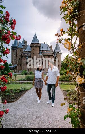 Öffentlicher Garten von Castle de Haar in Utrecht Niederlande, Menschen entspannen im Park in der Nähe des Schlosses in Holland Utrecht Stockfoto