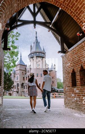 Öffentlicher Garten von Castle de Haar in Utrecht Niederlande, Menschen entspannen im Park in der Nähe des Schlosses in Holland Utrecht Stockfoto