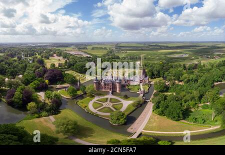 Utrecht Niederlande Mai 2020, mittelalterliche alte Burg de Haar Utrecht an einem Frühlingstag Almos leeren Gärten während der Corona-Virus Co Stockfoto