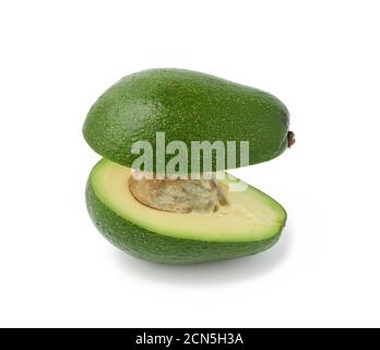 Schneiden Sie reife grüne Avocado mit einem Knochen isoliert auf einem weißen Hintergrund, Wirkung der Levitation der Hälften in Stockfoto