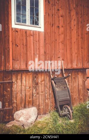 Alte Holzkarre auf einer Bauernmauer Stockfoto