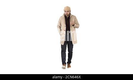 Sprechender junger Mann im Trenchcoat selbstbewusst mit der Kamera sprechen J Stockfoto
