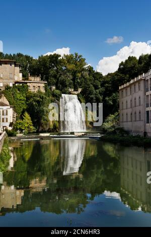 Die cascata grande -Wasserfall -im historischen Zentrum von Isola Del Liri -Italien - im Hintergrund Burg Boncompagni-Viscogliosi Stockfoto